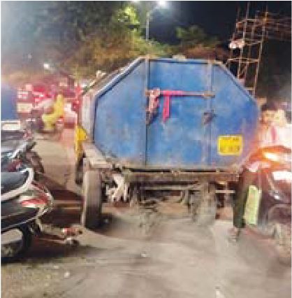 बीच रोड पर कचरा वाहन से यातायात जाम