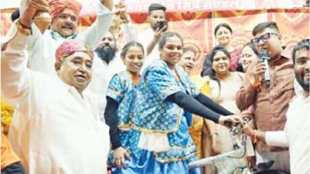 सागर ज्यूस परिवार का नवाचार…. करतब दिखाने वाले बच्चों को बांटी साइकिल