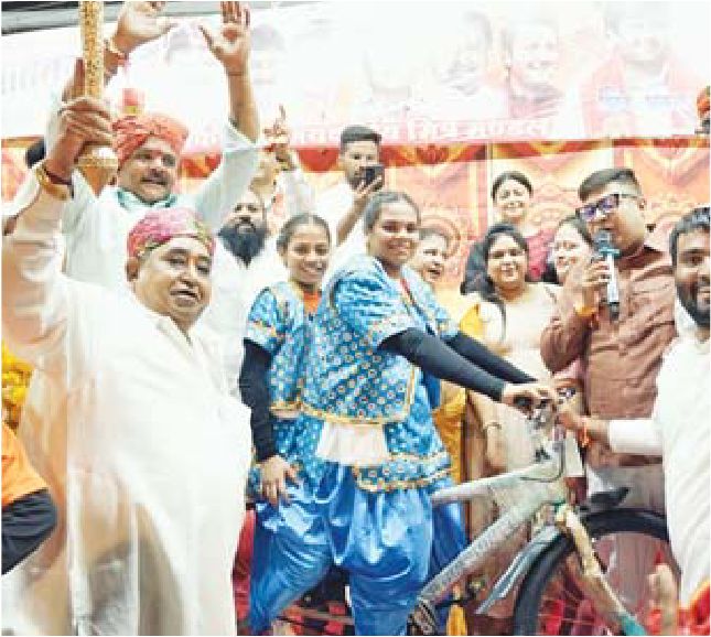 सागर ज्यूस परिवार का नवाचार…. करतब दिखाने वाले बच्चों को बांटी साइकिल