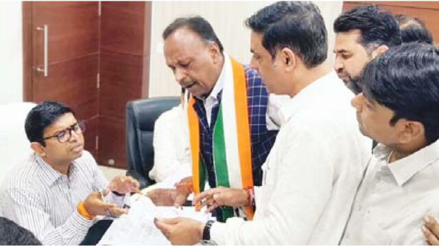 समस्या लेकर गए कांग्रेसियों के सामने आई थी नई समस्या निगम कमिश्नर से मिलने के लिए लगा समय, बाहर सख्त भाषा के साथ रोका गया