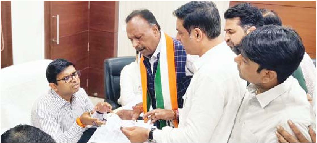 समस्या लेकर गए कांग्रेसियों के सामने आई थी नई समस्या निगम कमिश्नर से मिलने के लिए लगा समय, बाहर सख्त भाषा के साथ रोका गया