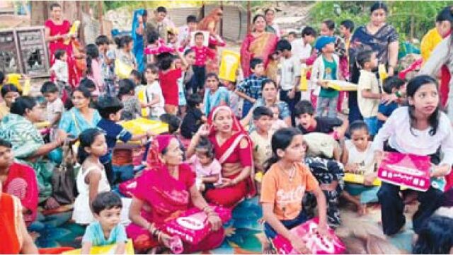 संस्था परपीड़ा ने छोटे बच्चों को भेंट किए कपड़े