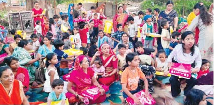 संस्था परपीड़ा ने छोटे बच्चों को भेंट किए कपड़े