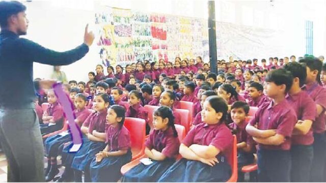 सर्वोदय स्कूल के विद्यार्थियों ने सीखा कागज से सामग्री बनाना