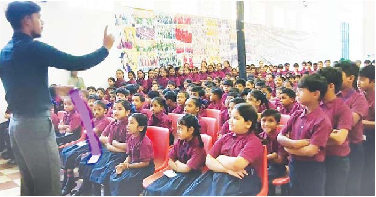 सर्वोदय स्कूल के विद्यार्थियों ने सीखा कागज से सामग्री बनाना
