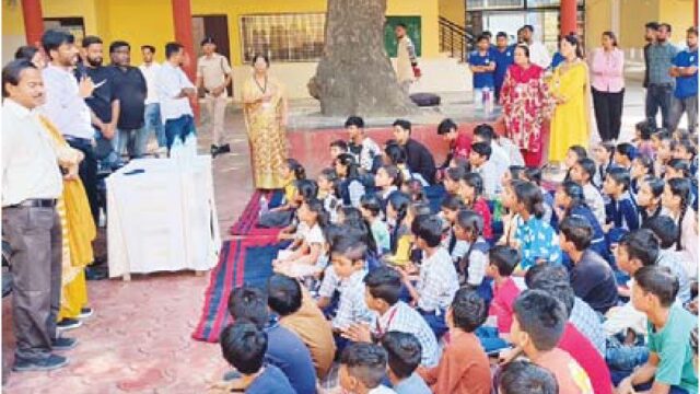 सेंटरों पर प्लास्टिक और पुस्तकें आई, पौधे दिए