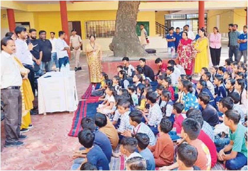 सेंटरों पर प्लास्टिक और पुस्तकें आई, पौधे दिए