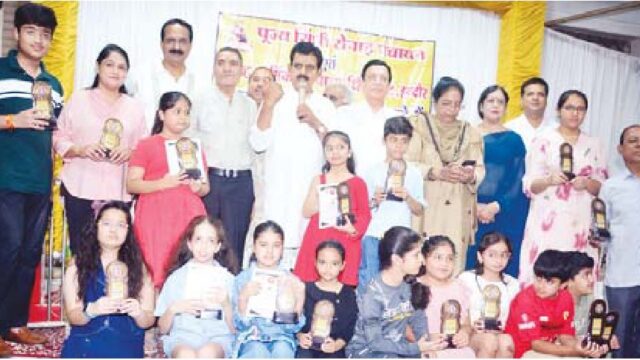 सिंधी समाज के मेधावी छात्रों का सम्मान