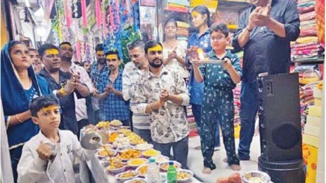 सीतलामाता बाजार में बप्पा की हो रही है आरती