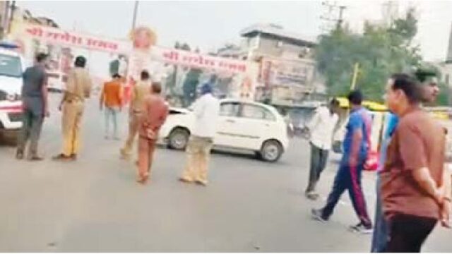 स्कूली बच्चों को लेकर जा रहे रिक्शा को कार ने मारी टक्कर…पलटा मौके पर मौजूद थी पुलिस, तुरन्त रिक्शा को सीधा किया और घबराए बच्चों को पहुंचाया अस्पताल