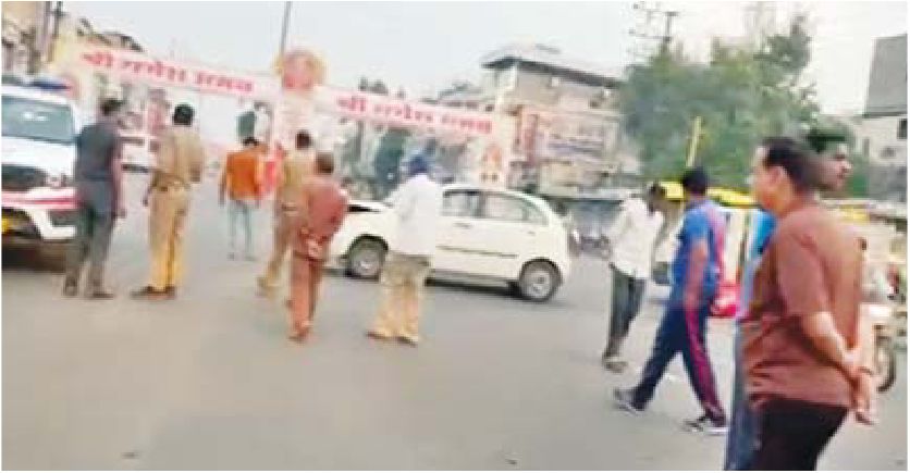 स्कूली बच्चों को लेकर जा रहे रिक्शा को कार ने मारी टक्कर…पलटा मौके पर मौजूद थी पुलिस, तुरन्त रिक्शा को सीधा किया और घबराए बच्चों को पहुंचाया अस्पताल
