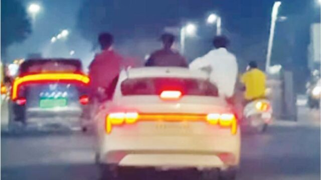 स्टंटबाजी का वीडियो वायरल… कार से लटकते रहे युवक