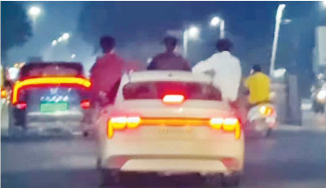 स्टंटबाजी का वीडियो वायरल… कार से लटकते रहे युवक