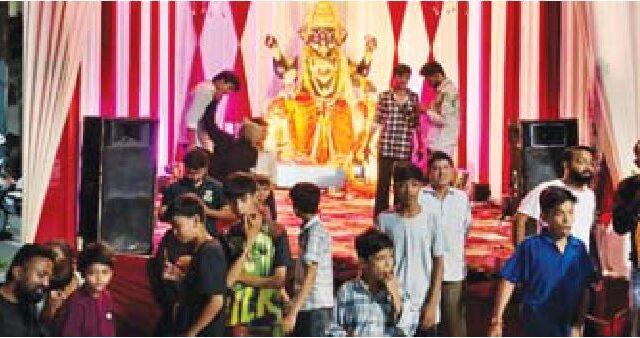 एक तरफ गणेशजी का पूजन, दूसरी तरफ प्रतियोगिताएं