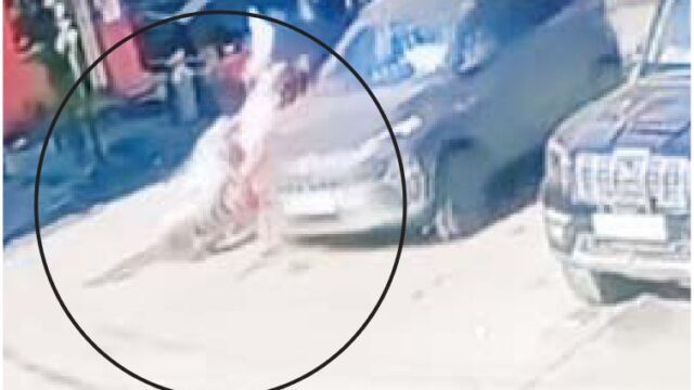तेज रफ्तार कार ने महिला और बच्ची को मारी टक्कर
