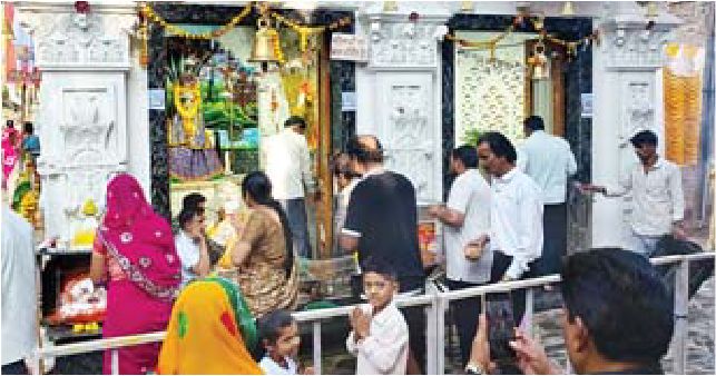 तेजाजी महाराज को अर्पण किए जा रहे हैं नारियल और निशान मंदिर में सुबह से पहुंच रहे हैं श्रद्धालु