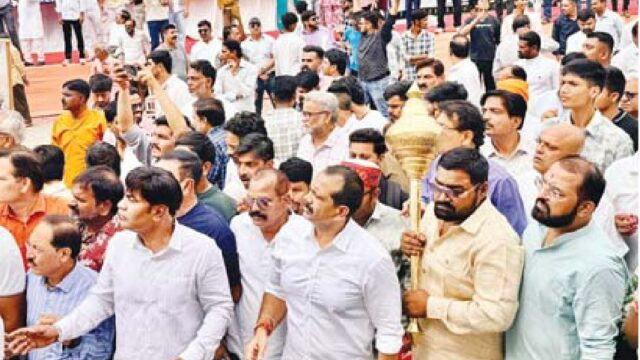 विमानतल से होटल तक होता रहा गांधी का स्वागत