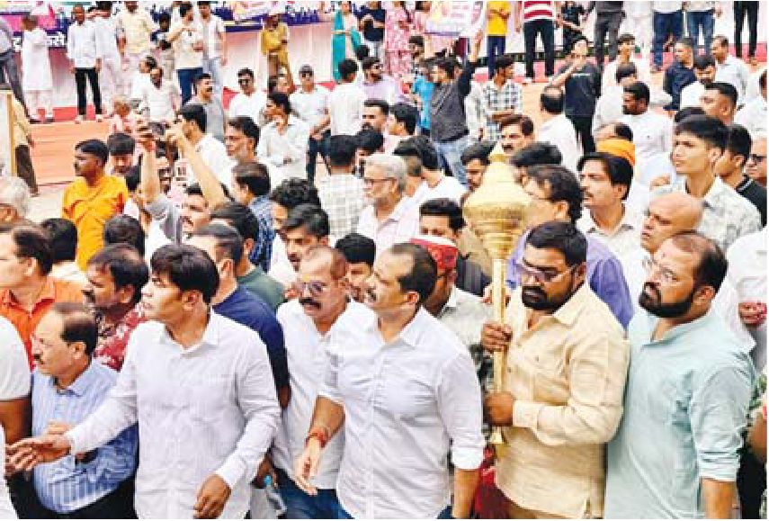 विमानतल से होटल तक होता रहा गांधी का स्वागत