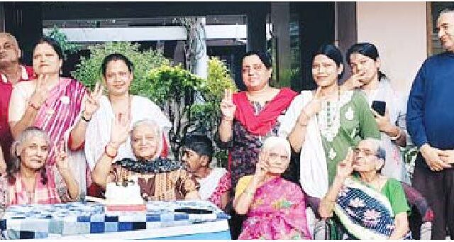 वृद्धा आश्रम में ग्रुप ने किया सेवा कार्य