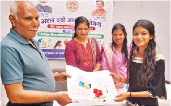 वृद्धजनों और छात्रों लिया प्रतियोगिताओं में भाग