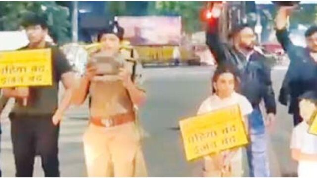 यातायात जागरूकता पुलिस ने दिखाई