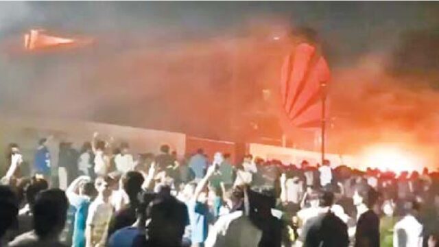 यूनिवर्सिटी में तोड़फोड़—आगजनी, हाईवे जाम