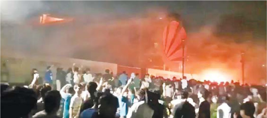 यूनिवर्सिटी में तोड़फोड़—आगजनी, हाईवे जाम