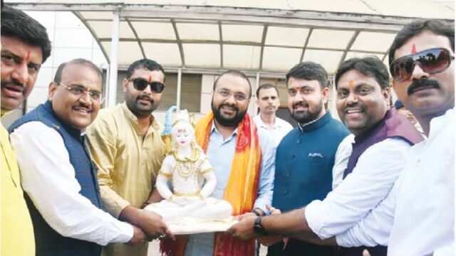 युवा भाजपाई पहुंचे अपने राष्ट्रीय अध्यक्ष का स्वागत करने