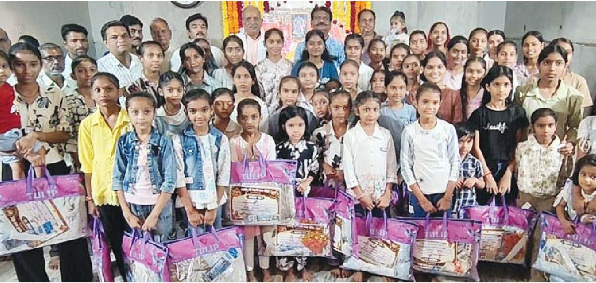 101 कन्याओं का पाद पूजन और पुरस्कार