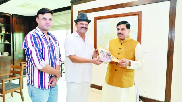 मुख्यमंत्री को दिया चुनरी यात्रा का निमंत्रण