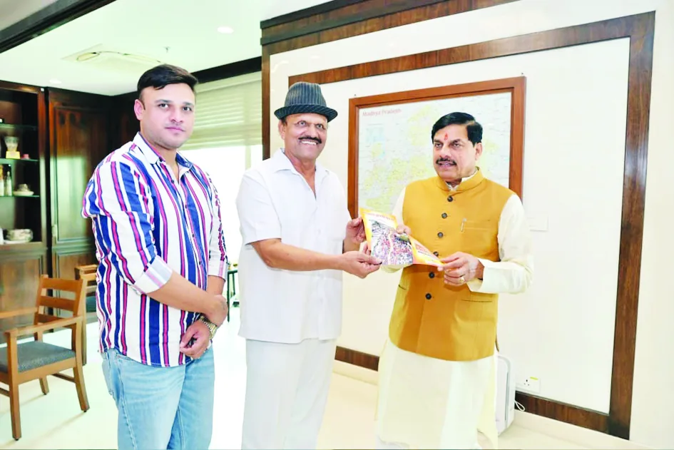 मुख्यमंत्री को दिया चुनरी यात्रा का निमंत्रण