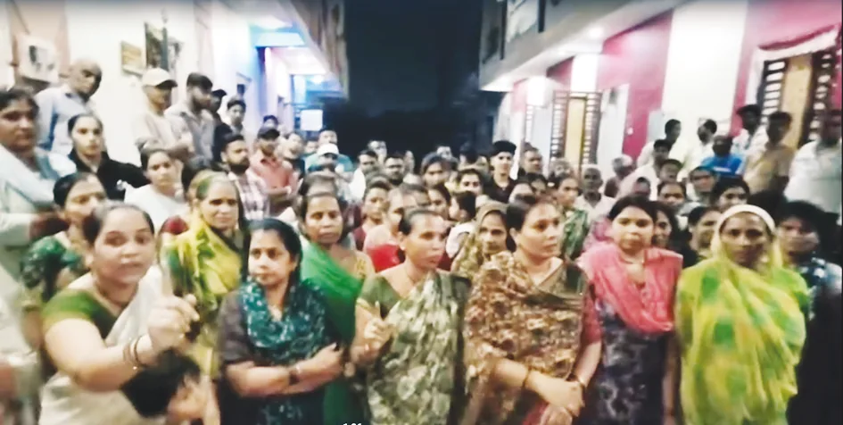 निगम अधिकारियों के खिलाफ लगे बुलडोजर चलने के पहले नारे