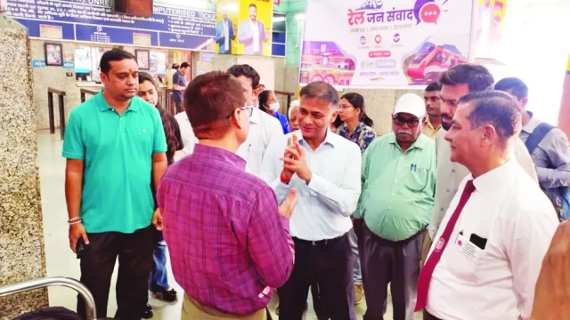 प्रबंधक ने यात्रियों से किया संवाद,स्वच्छता और सुविधा पर लिए सुझाव