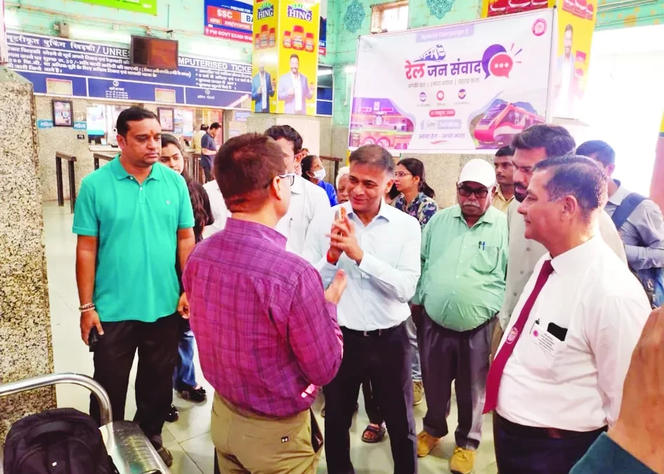 प्रबंधक ने यात्रियों से किया संवाद,स्वच्छता और सुविधा पर लिए सुझाव