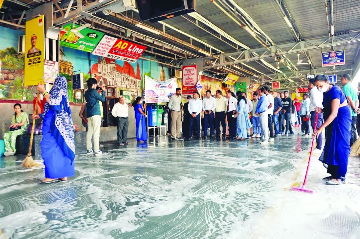 प्रबंधक ने यात्रियों से किया संवाद,स्वच्छता और सुविधा पर लिए सुझाव