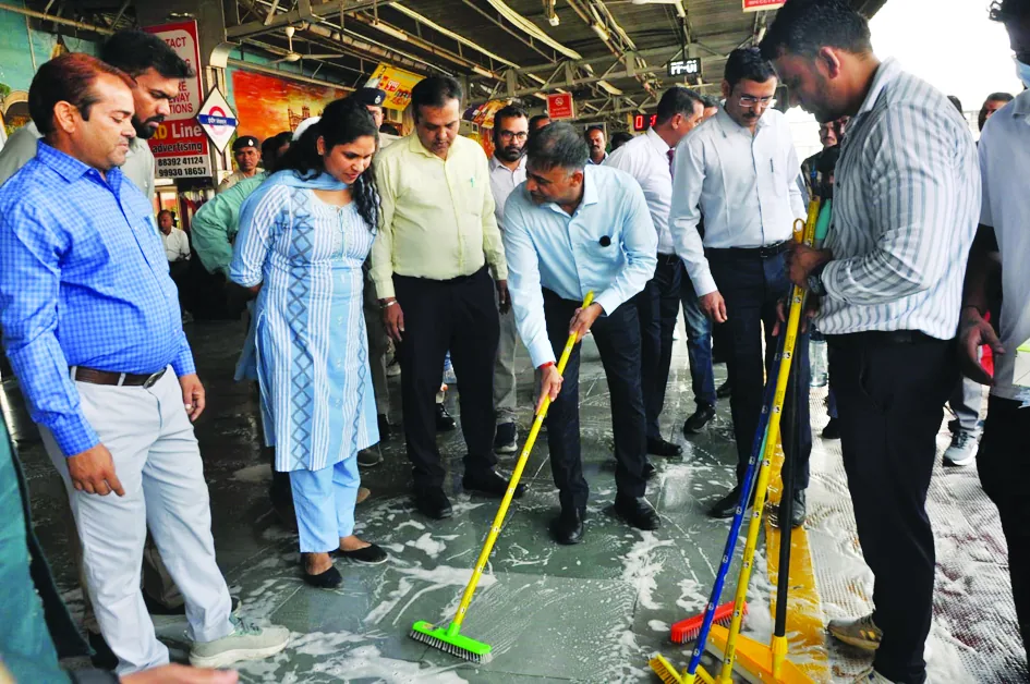 प्रबंधक ने यात्रियों से किया संवाद,स्वच्छता और सुविधा पर लिए सुझाव
