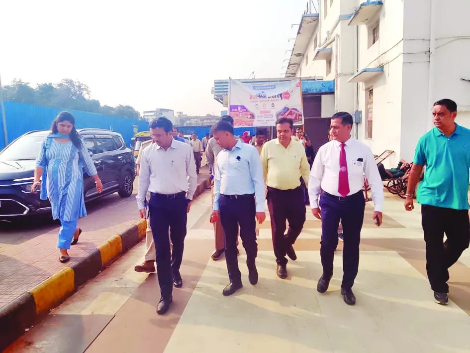 प्रबंधक ने यात्रियों से किया संवाद,स्वच्छता और सुविधा पर लिए सुझाव