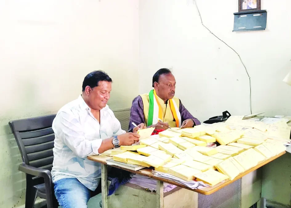 आधुनिक युग में भी पोस्टकार्ड लिखकर बुलावा