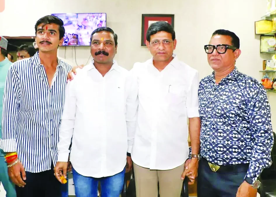 दशहरा मिलन में भाजपा नेता को वरिष्ठों का मिला मार्गदर्शन