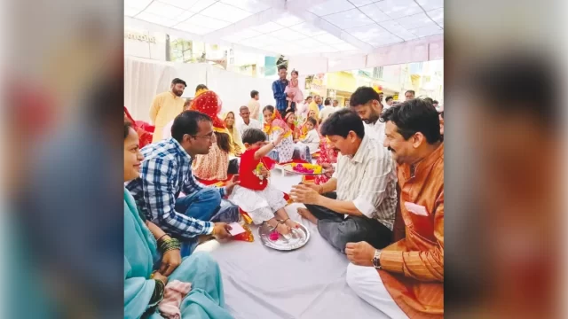 कन्याओं के पाद पूजन में मौजूद रहे भाजपाई