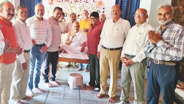 गुमाश्ता नगर से जैन समाजजन पहुंचे केसरी वाटिका