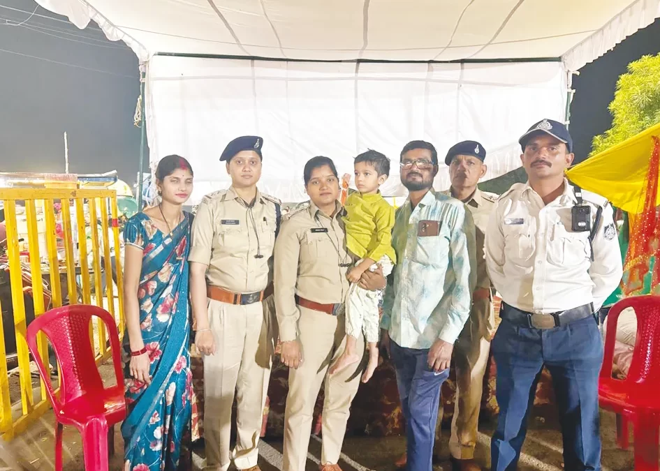 यातायात पुलिस ने मासूम को परिजन से मिलवाया