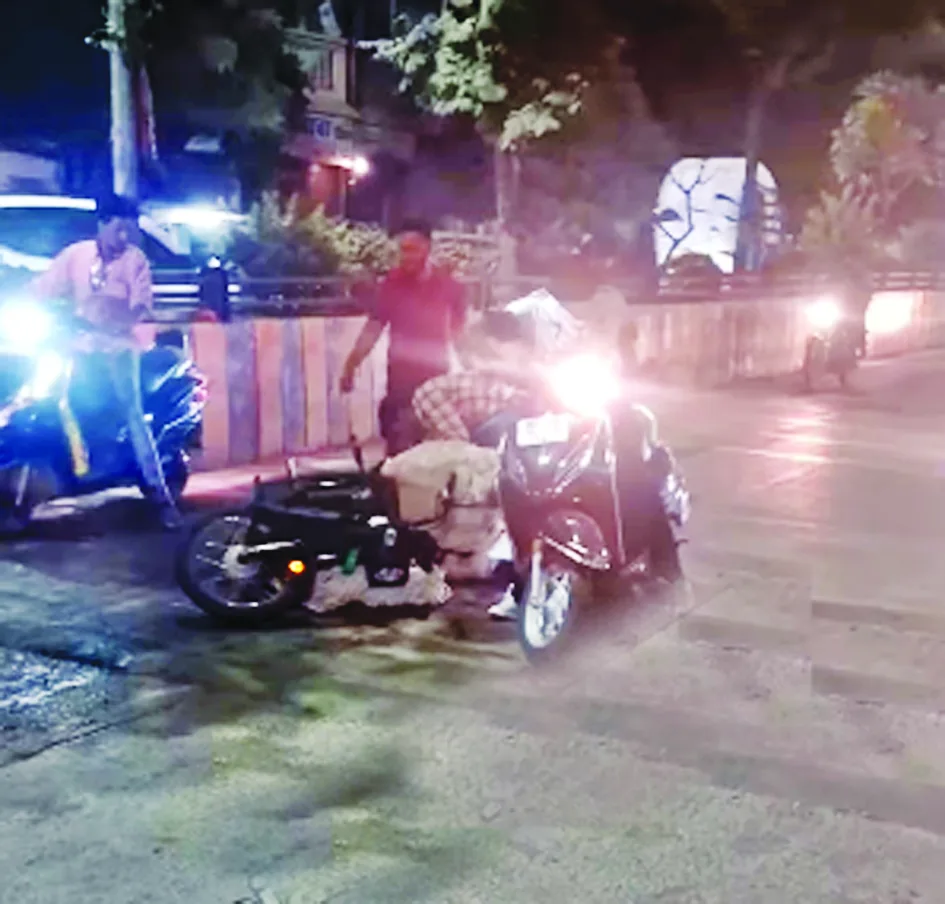 सडक पर पसरा तेल, गिरे वाहन चालक