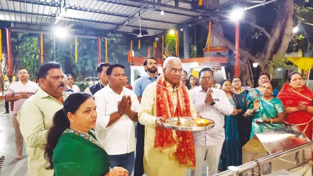विधायक हार्डिया ने भक्तों के साथ उतारी माँ की आरती