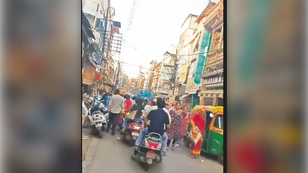 लोडिंग और पैसेंजर रिक्शा से परेशान है व्यवसायी