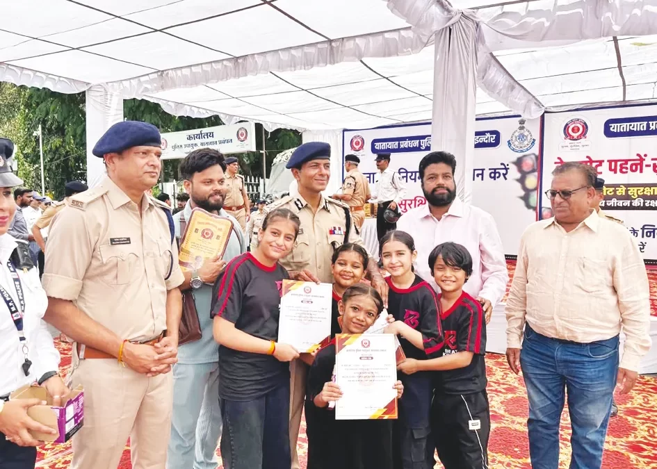 हेलमेट का वितरण