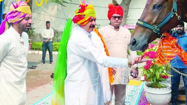 पूर्व विधायक ने भाई के साथ किया अश्व पूजन