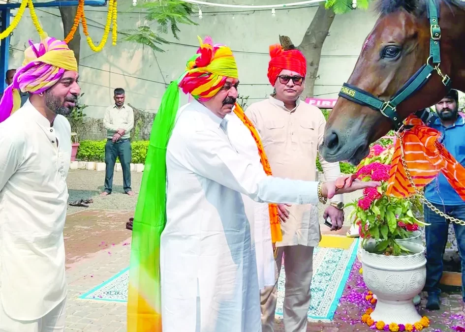 पूर्व विधायक ने भाई के साथ किया अश्व पूजन
