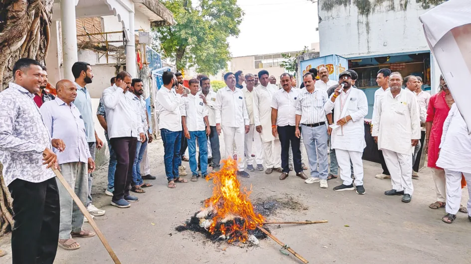 बिजली कटौती और वोट चोरी मुद्दे पर पैदल मार्च और पुतला दहन