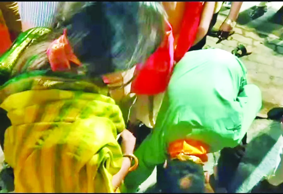 बेटी के सिर पर हाथ रख पिता सत्तन ने छू लिए पैर